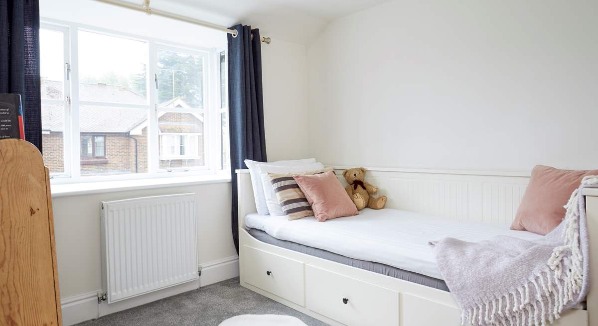 The comfortable single bedroom is cosy and full of natural light. 