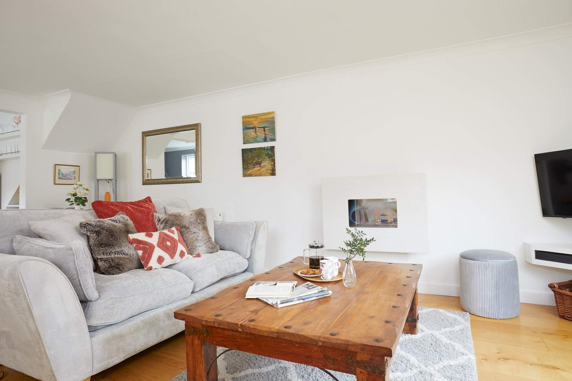 Snuggle down in the cosy lounge area. 