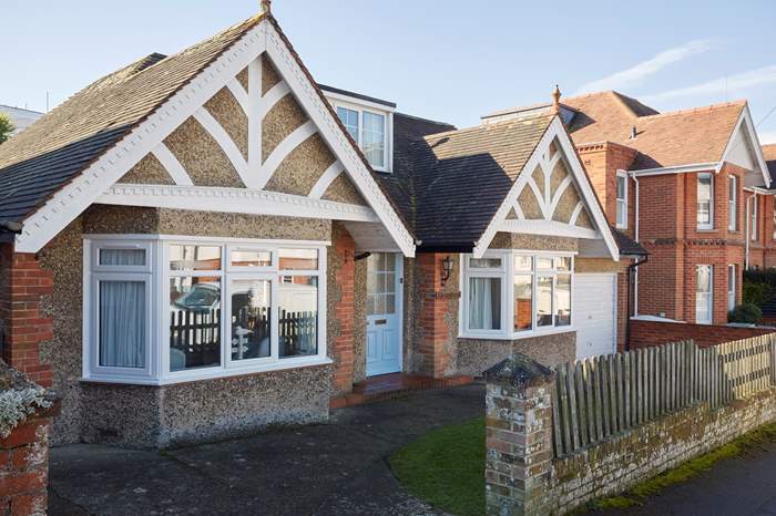 Alcantara is a 3 bedroom, dog friendly holiday cottage near the beach in Seaview, Isle of Wight.