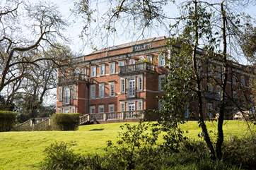 The apartment is situated on the ground floor with lovely, leafy views, out to the sea.