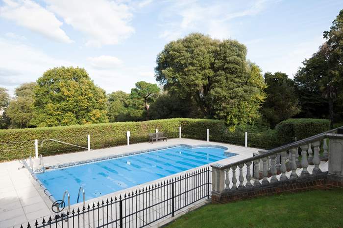 Apt 1 Springfield Court is a 2 bedroom self catering apartment near the beach in Seaview.