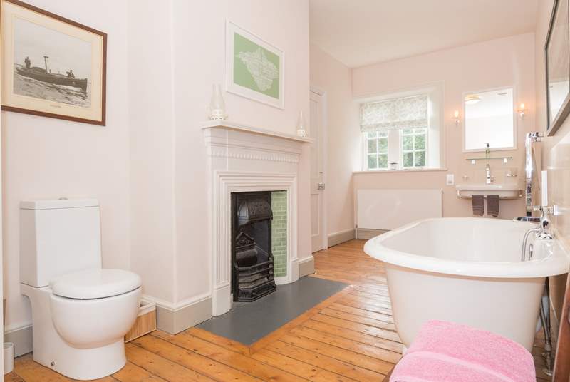 The 'Jack and Jill' bathroom is situated between the two twin bedrooms.