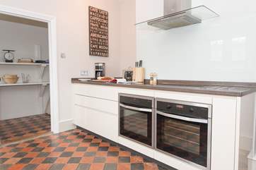 You will find everything you need in this well-equipped modern kitchen.