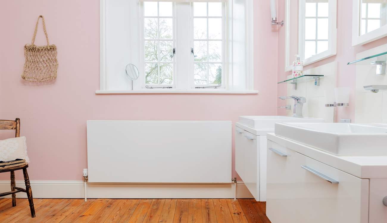 The en suite shower-room.