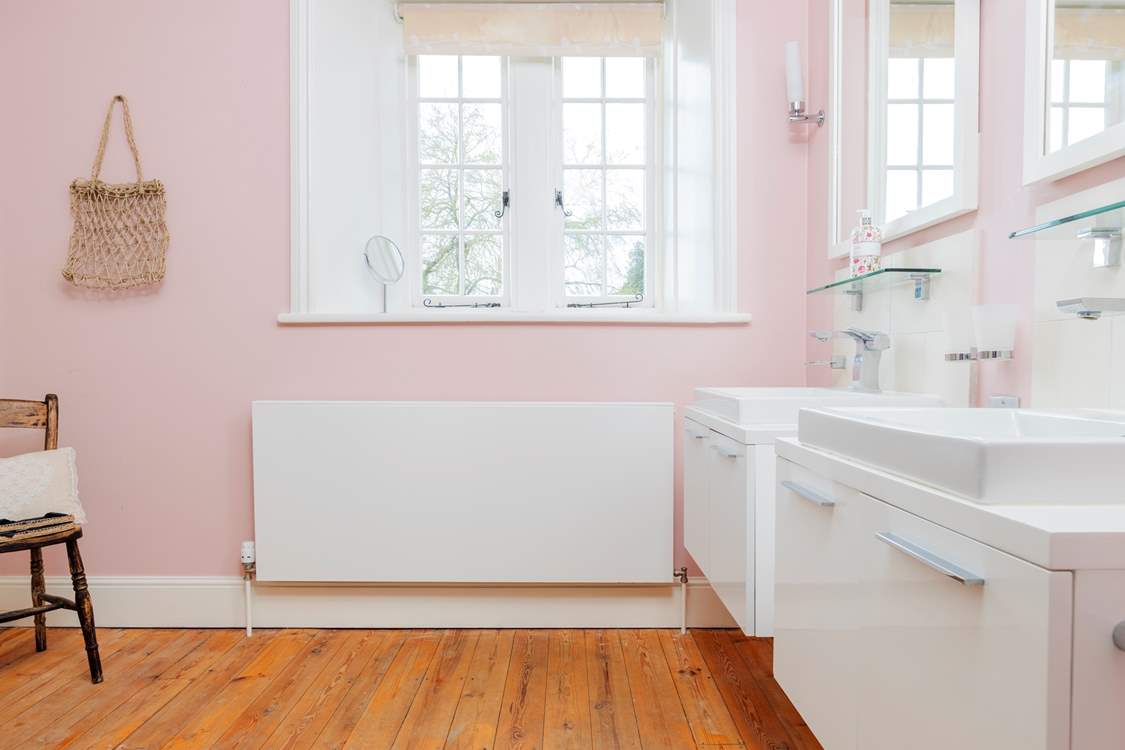 The en suite shower-room.