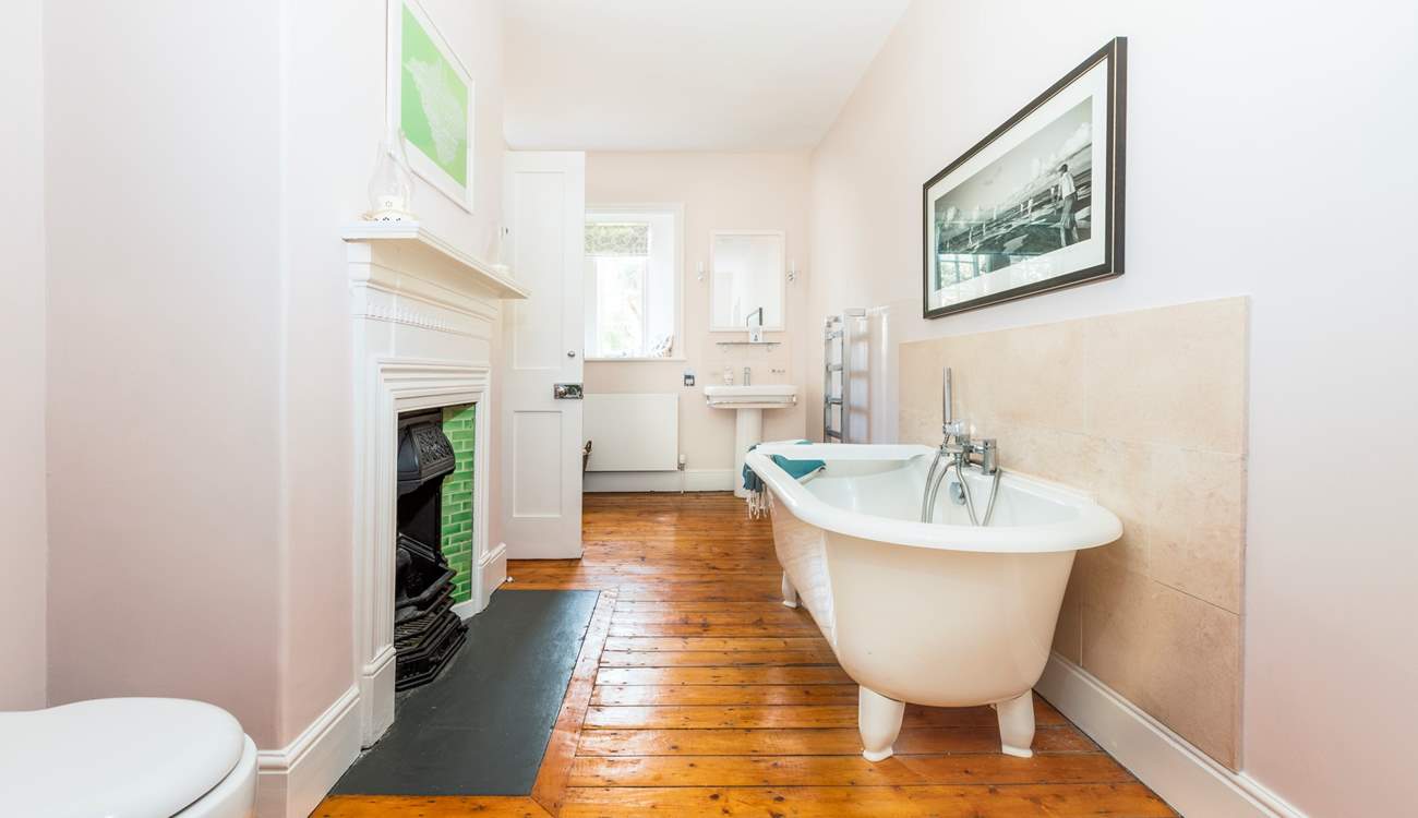 The gorgeous feature bathroom has a roll top bath, perfect for a long soak after a busy beach day. This dual access bathroom sits in between two bedrooms. 