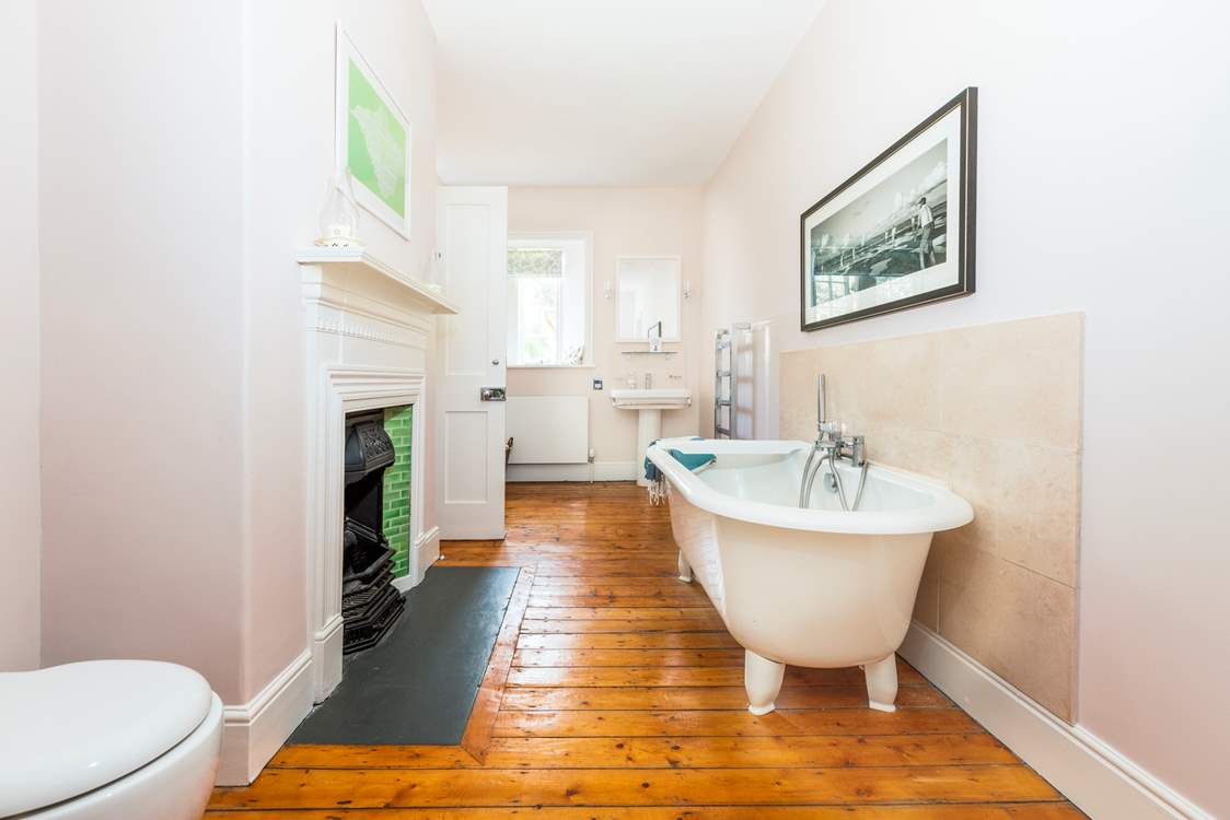 The gorgeous feature bathroom has a roll top bath, perfect for a long soak after a busy beach day. This dual access bathroom sits in between two bedrooms.