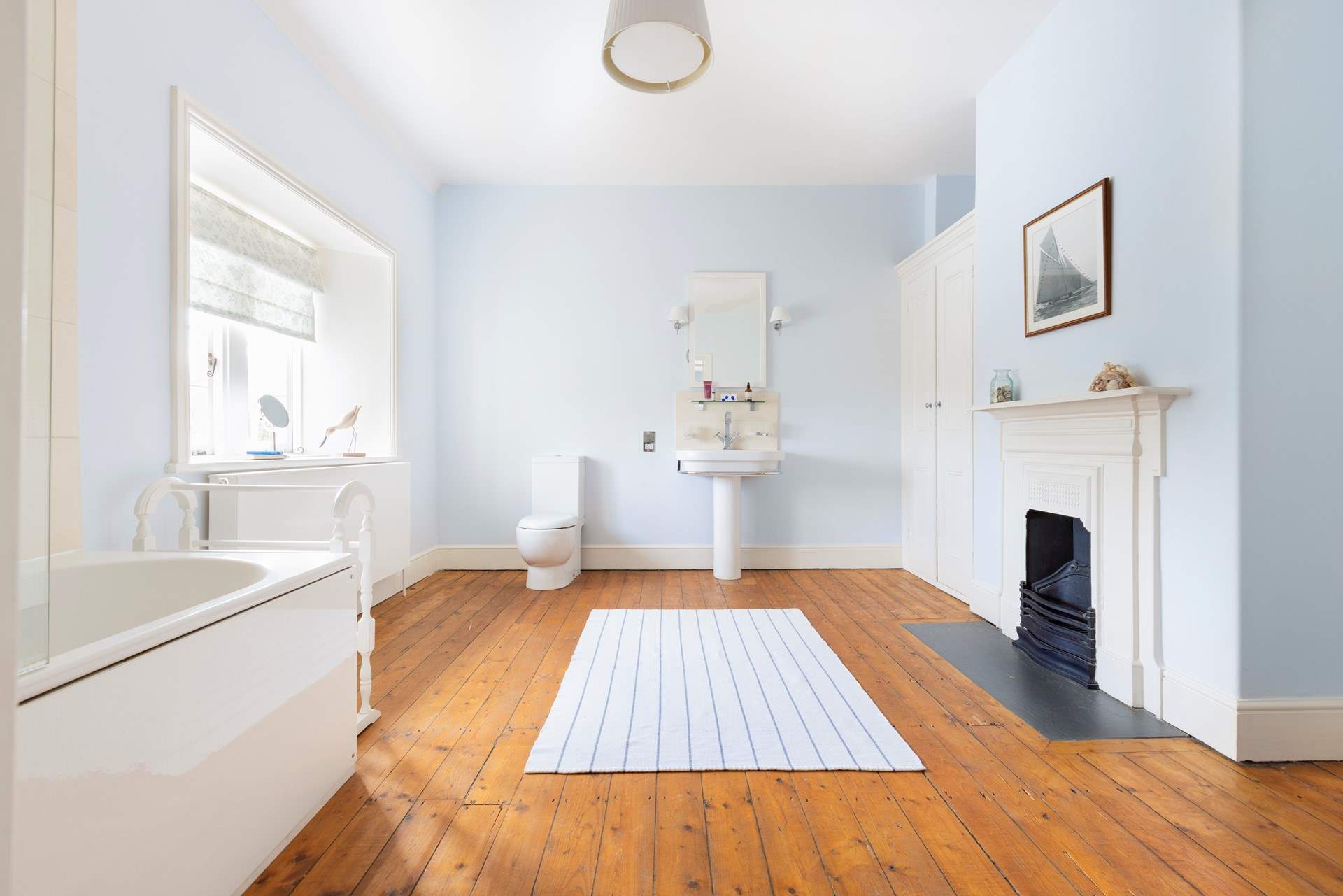 The en suite bathroom to the master bedroom. 