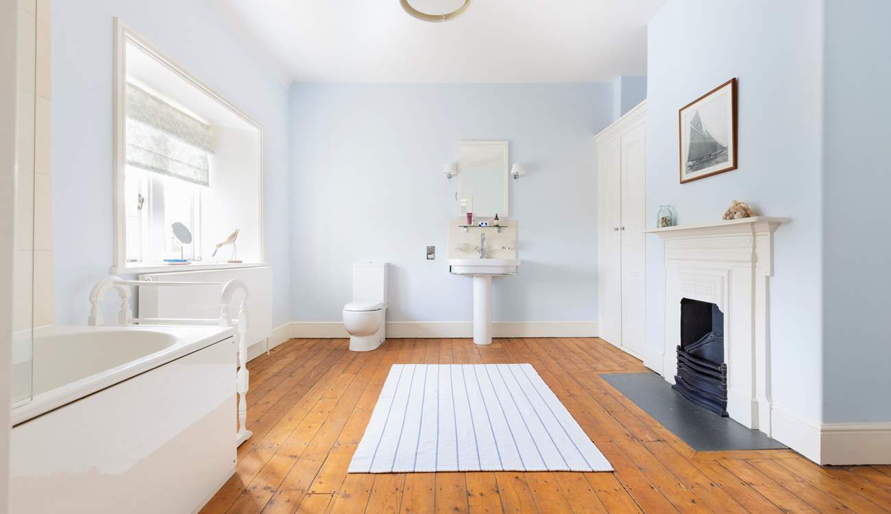 The en suite bathroom to the main bedroom. 