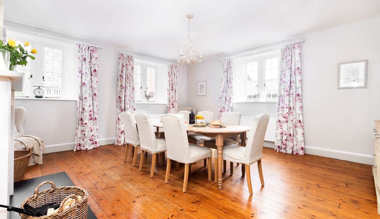 Gather everyone around the dining-table and chat about the day ahead. 