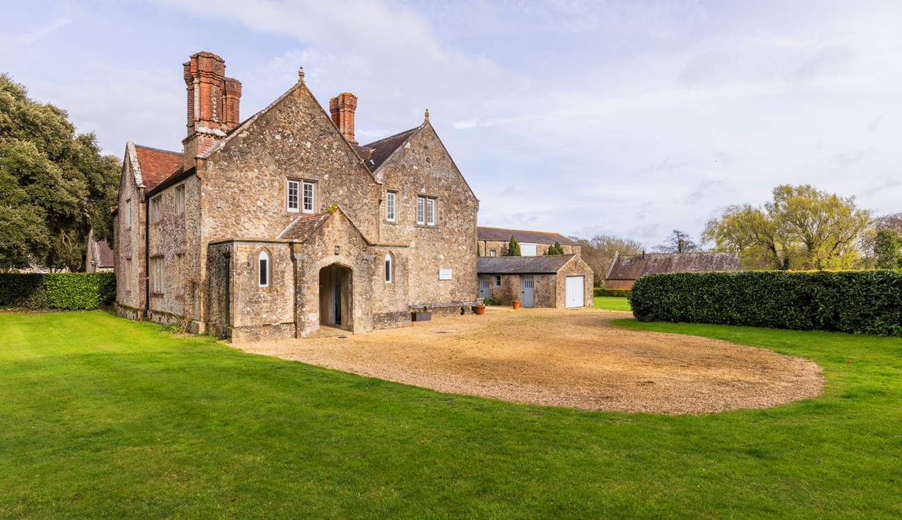 There's plenty of parking available here. 