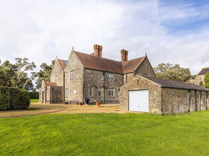 Barton Manor Farmhouse, Sleeps 8 in East Cowes