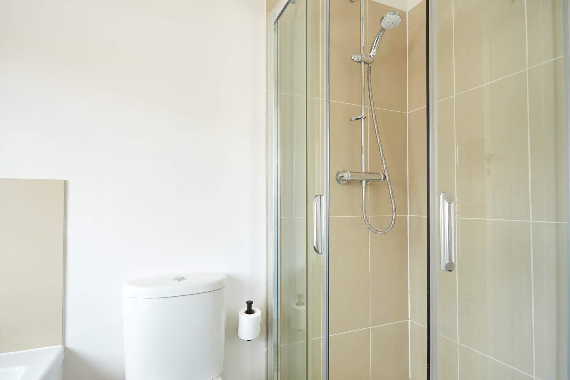 After a day at the beach, wash away the sand  from in-between your toes in the main bathroom.