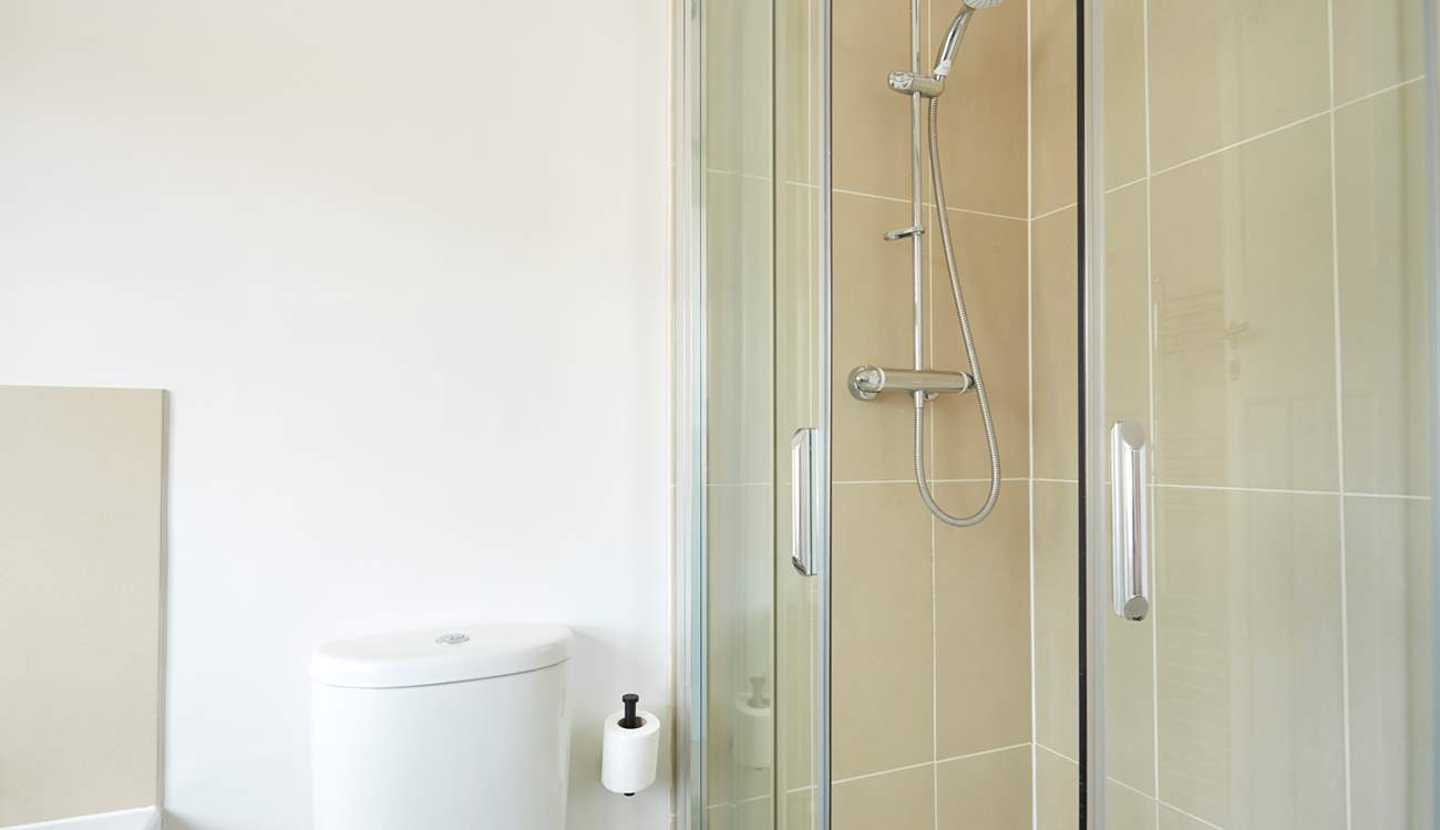 After a day at the beach, wash away the sand  from in-between your toes in the main bathroom.