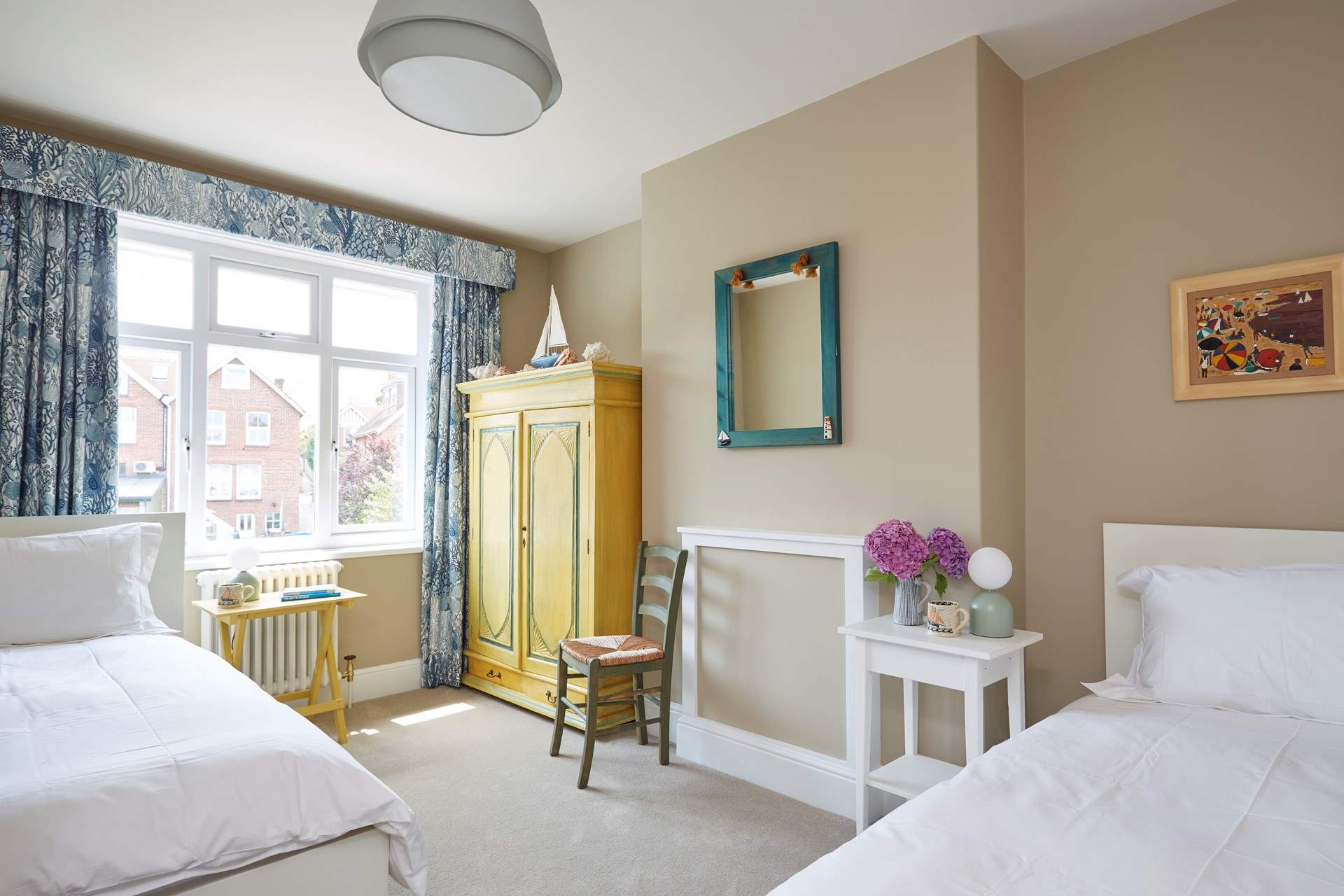 The third bedroom with twin beds.