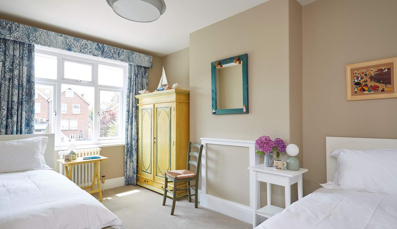 The third bedroom with twin beds.