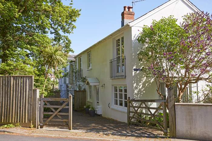 Creekside is a 4 bedroom, dog friendly holiday cottage with sea views in Wootton, Isle of Wight.