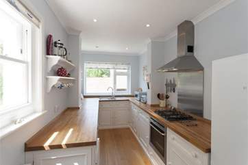 You'll find everything you need in this modern and well equipped kitchen to cook up your favourite dish.