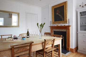 Gather round the dining table with your family and friends and enjoy quality time together.