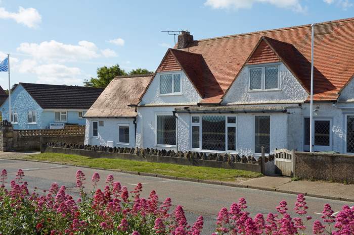 East Gull Sands is a 3 bedroom self catering cottage near the beach in Seaview, Isle of Wight.