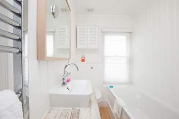 The modern and fresh family bathroom.