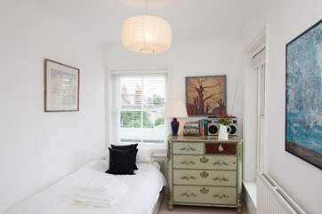 The pretty single room.