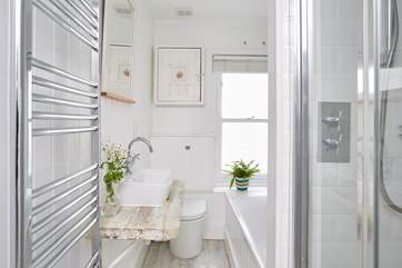 The modern and fresh family bathroom.