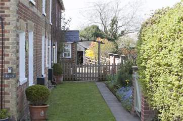 Faithfull Cottage is located on the road between Brading and St Helens.