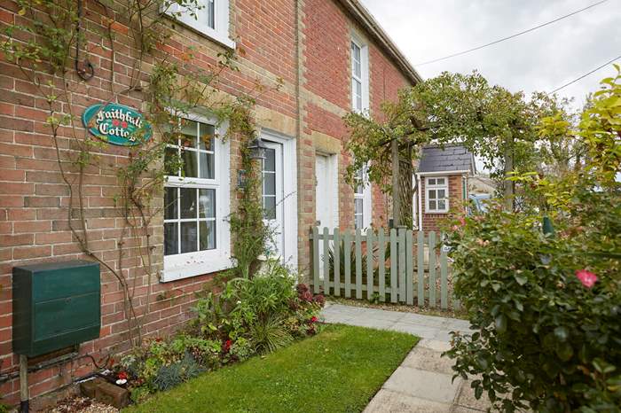 Faithfull Cottage is a 2 bedroom, dog friendly holiday cottage near the beach in St Helens, Isle of Wight.