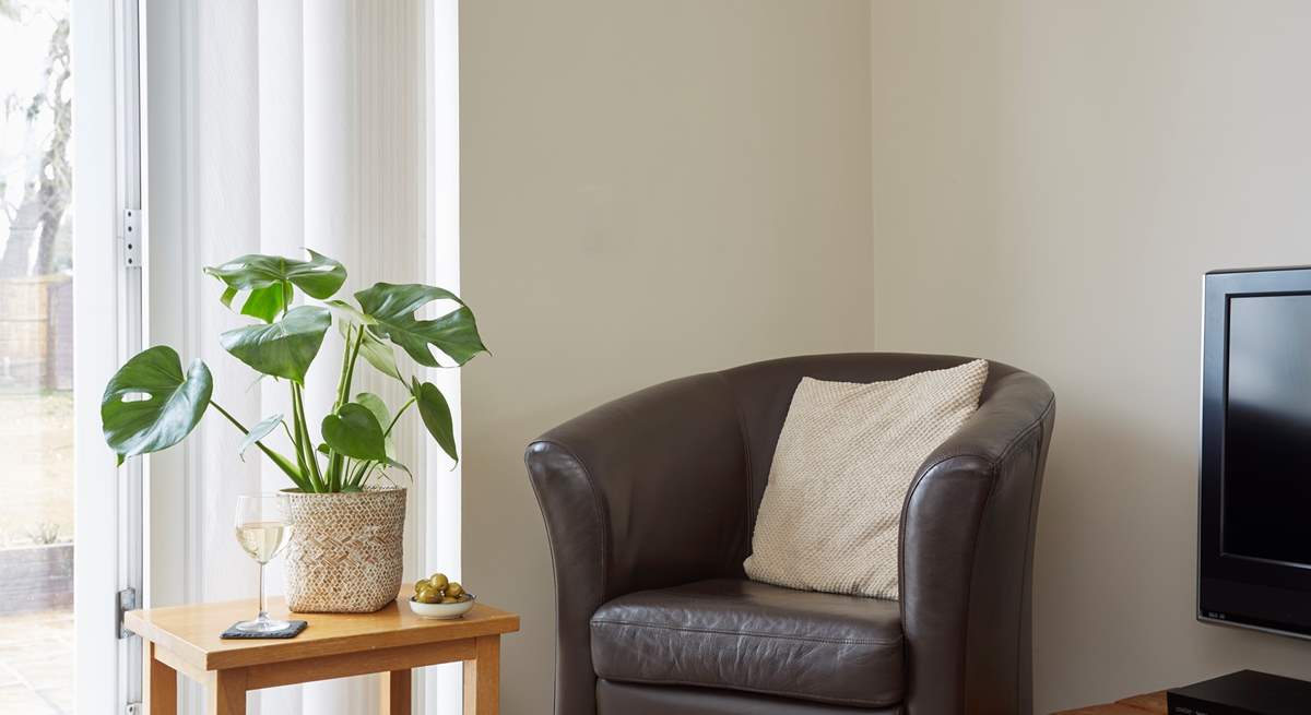 Corner of the living room, choose to read a book or watch the television.