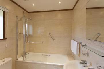 Ensuite bathroomwith shower over bath