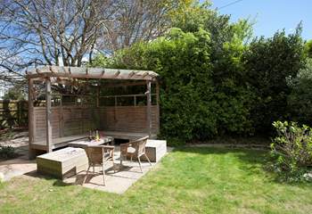 There is plenty of outside seating to enjoy the beautiful Isle of Wight sunshine.
