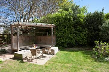 There is plenty of outside seating to enjoy the beautiful Isle of Wight sunshine.