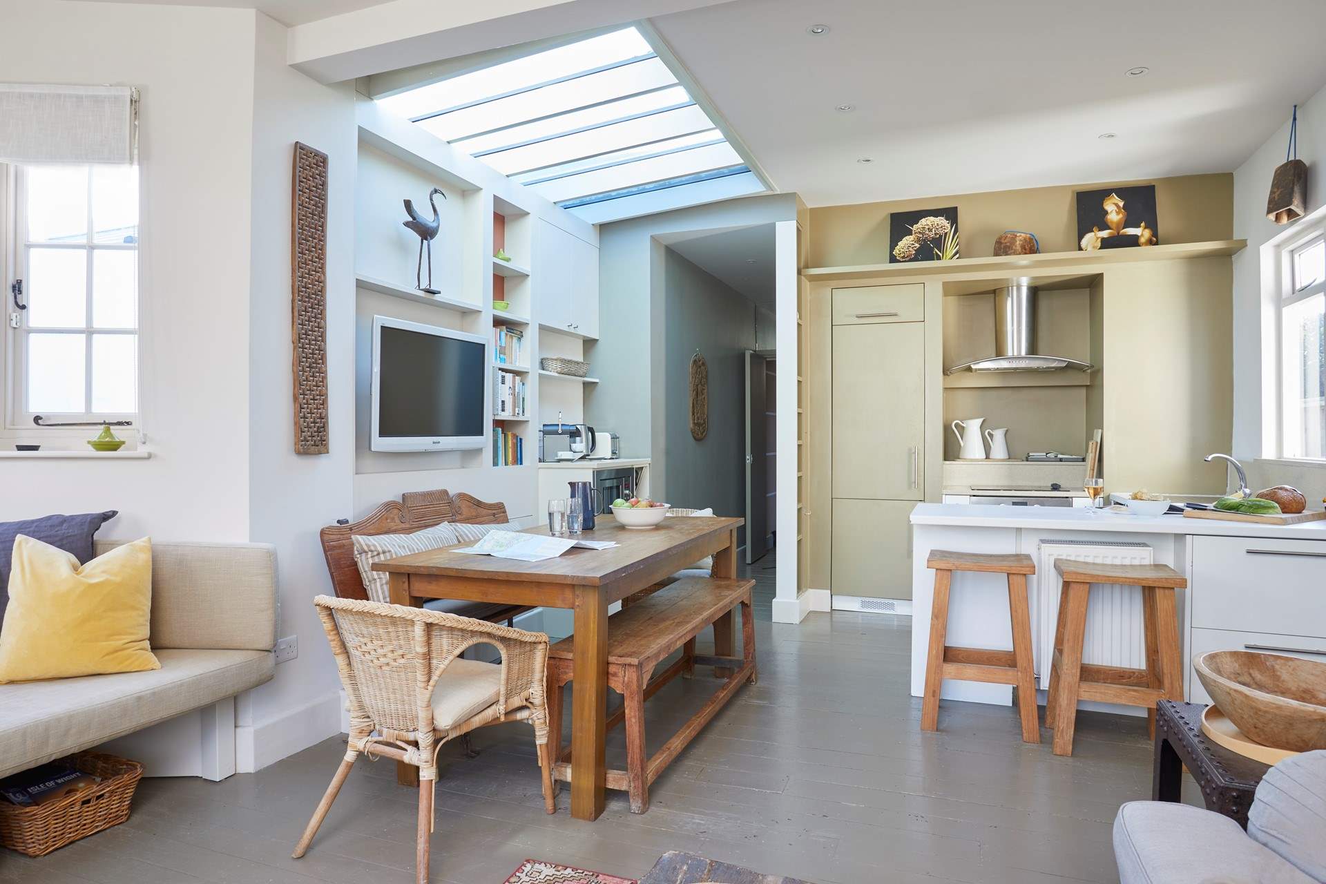 The contemporary style and open plan living has a modern feel throughout, making it a lovely space to enjoy some quality time together.