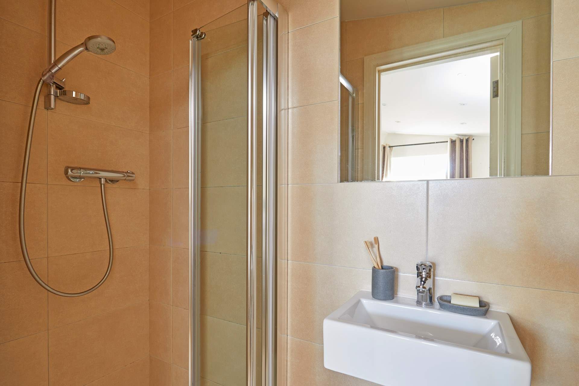 It also has an en suite shower-room.