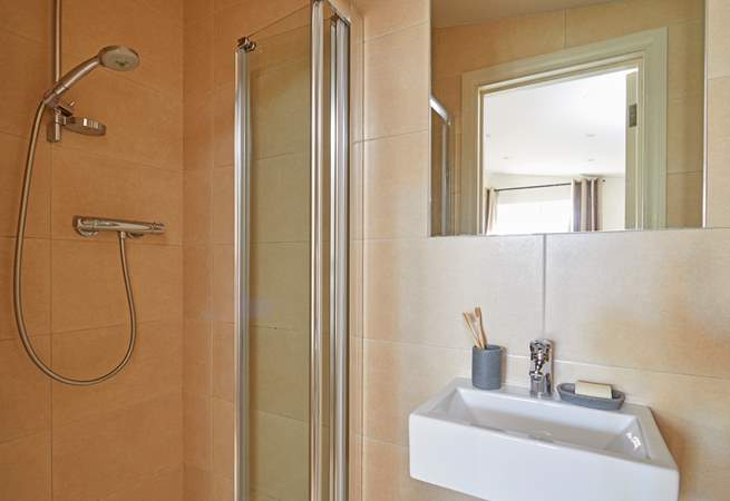 It also has an en suite shower-room.