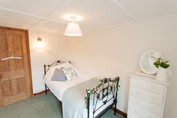 A pretty country-style single bedroom.