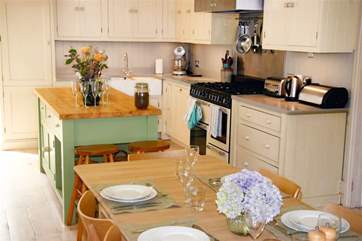 Kitchen & dining area
