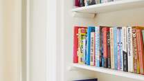 There are plenty of books to choose from in the twin bedroom. 