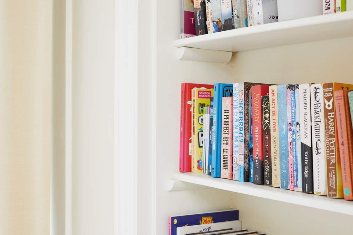 There are plenty of books to choose from in the twin bedroom.