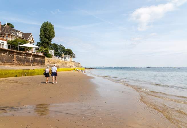 Spend the afternoon on Seaview Bay, within walking distance from Pandora Lodge. 