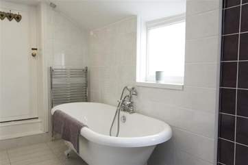 Roll-top bath.