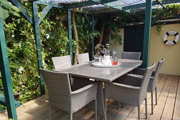 Al fresco dining in style.
