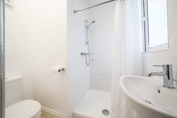 The main bedroom offers an en suite shower-room.