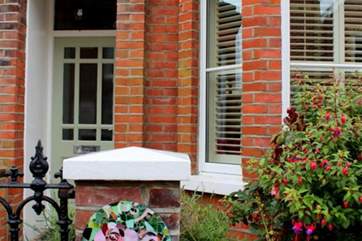 This delightful home-from-home is spacious, comfortable and benefits from a pretty setting.