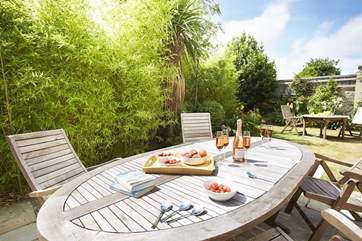 Al fresco dining whilst soaking up the Island's sun.