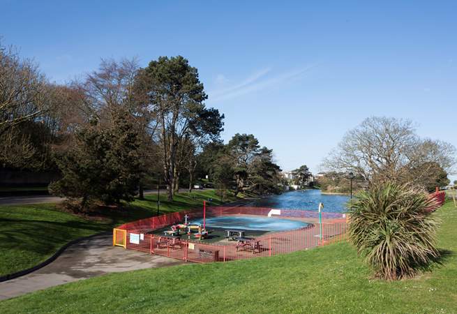 Within a ten minute stroll from Seacrest House, let the children enjoy the local play-park and paddling pool. 