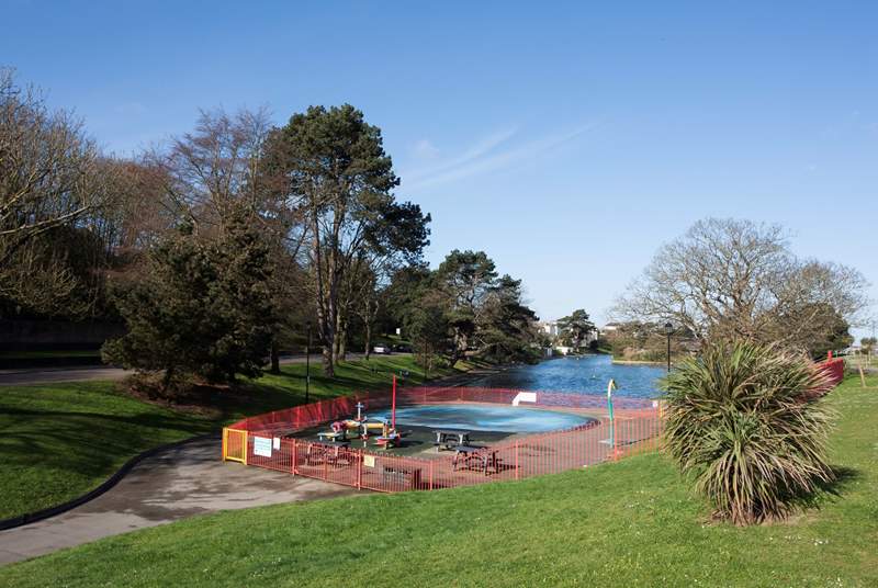 Within a ten minute stroll from Seacrest House, let the children enjoy the local play-park and paddling pool. 
