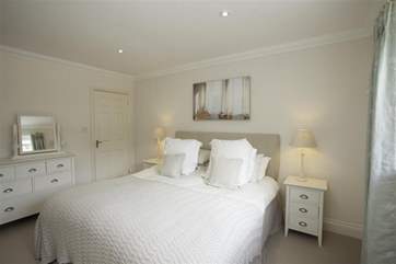 Second king size bedroom with en suite Shower-room