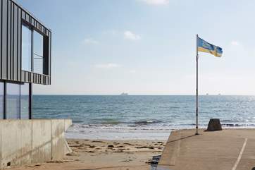 Within a five minute walk you are at the stunning Seagrove Bay.